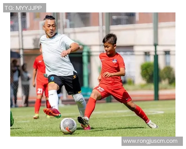 足球明星与可爱娃娃亲密互动瞬间展现温馨家庭生活的美好画面